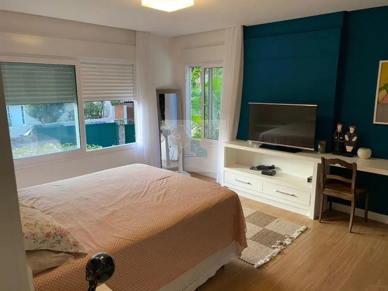 Casa com 3 quartos e 410,00m² em Sambaqui: 14ª foto da galeria de imagens do imóvel