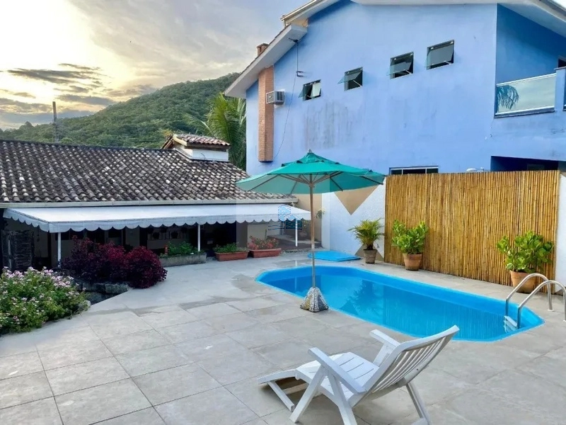 Casa com 3 quartos e 410,00m² em Sambaqui: 38ª foto da galeria de imagens do imóvel