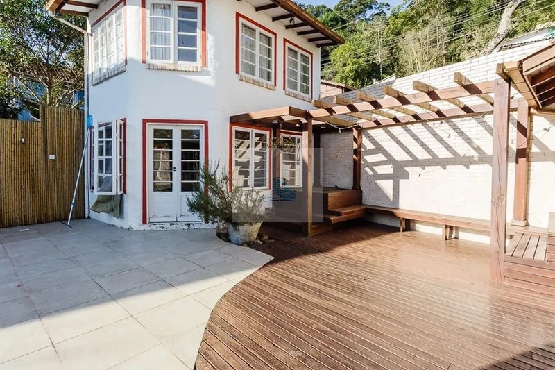 Casa com 3 quartos e 410,00m² em Sambaqui: 35ª foto da galeria de imagens do imóvel