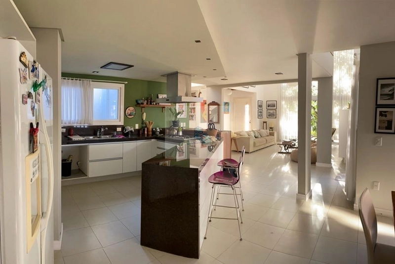 Casa com 3 quartos e 410,00m² em Sambaqui: 8ª foto da galeria de imagens do imóvel