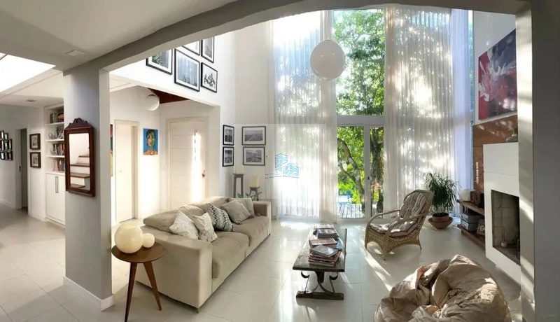 Casa com 3 quartos e 410,00m² em Sambaqui: 2ª foto da galeria de imagens do imóvel