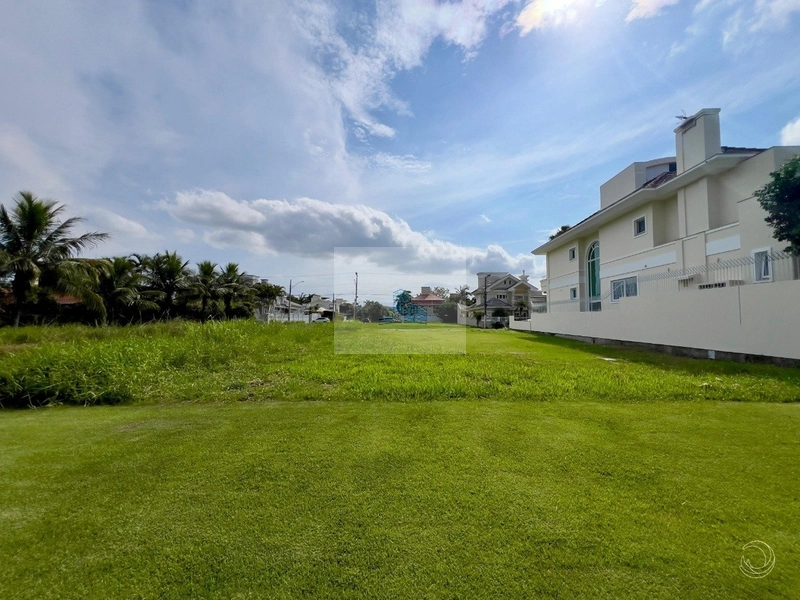 Terreno com 450m²próximo do mar em Jurerê: 1ª foto da galeria de imagens do imóvel