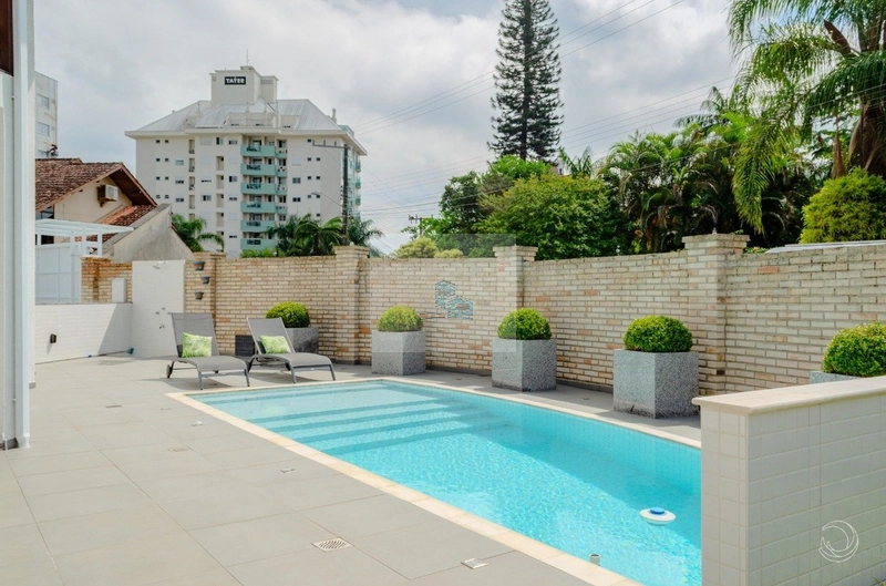 Casa de 507,06m² com 4 quartos sendo3 suítes no Itacorubi: 1ª foto da galeria de imagens do imóvel