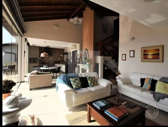 Casa de 370m² com 4 quartos sendo 2 suítes no Centro: 2ª foto da galeria de imagens do imóvel