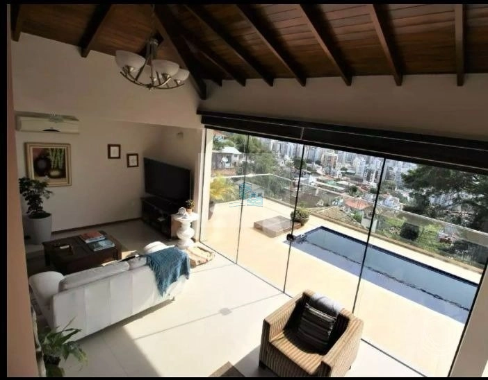 Casa de 370m² com 4 quartos sendo 2 suítes no Centro: 3ª foto da galeria de imagens do imóvel