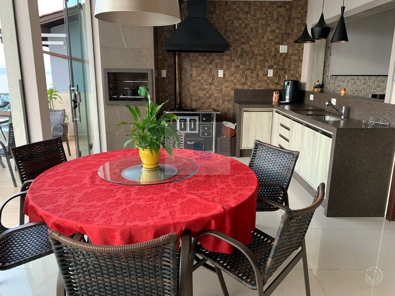 Casa de 370m² com 4 quartos sendo 2 suítes no Centro: 7ª foto da galeria de imagens do imóvel