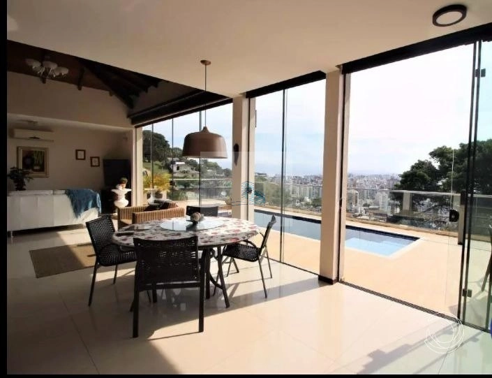 Casa de 370m² com 4 quartos sendo 2 suítes no Centro: 1ª foto da galeria de imagens do imóvel