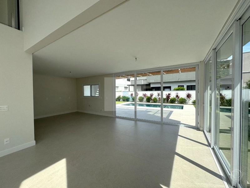 Casa de 341,60m² com 4 suítes em Ratones: 3ª foto da galeria de imagens do imóvel