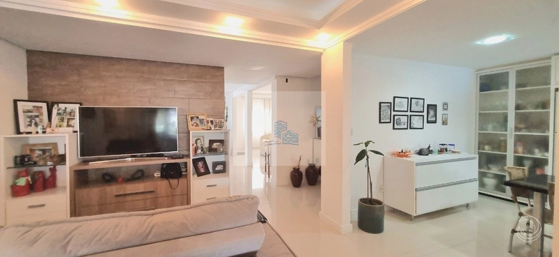 Casa com 4 quartos sendo 1 suíte no Córrego Grande: 6ª foto da galeria de imagens do imóvel