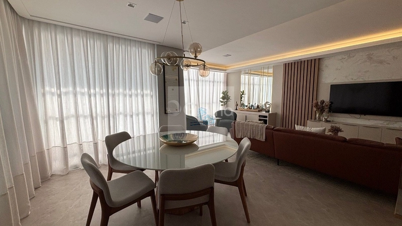 Apartamento de 211m² com 4 suítes na Agronômica: 4ª foto da galeria de imagens do imóvel