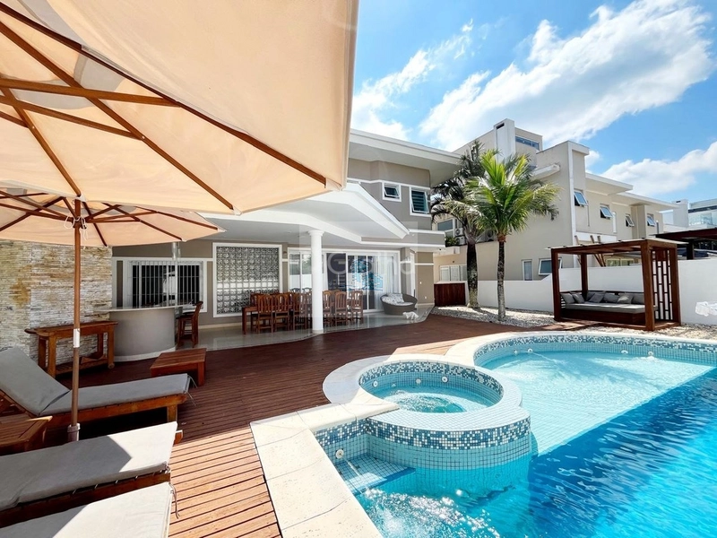 Casa de 551m² com 5 suítes em Jurerê: 1ª foto da galeria de imagens do imóvel