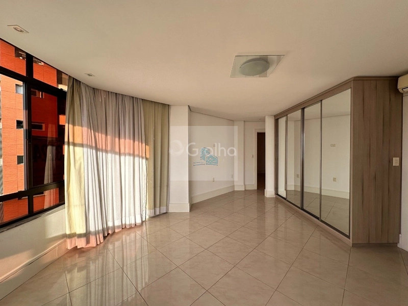 Apartamento de 206m² com 4 quartos sendo 2 suítes na Agronômica: 6ª foto da galeria de imagens do imóvel