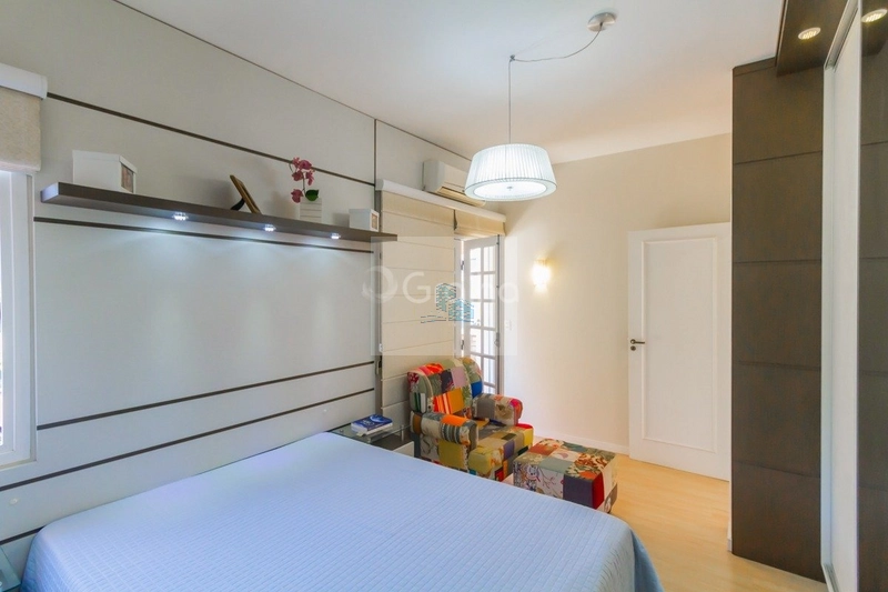 Casa de 278m² com 4 quartos sendo 1 suíte no Sambaqui: 19ª foto da galeria de imagens do imóvel