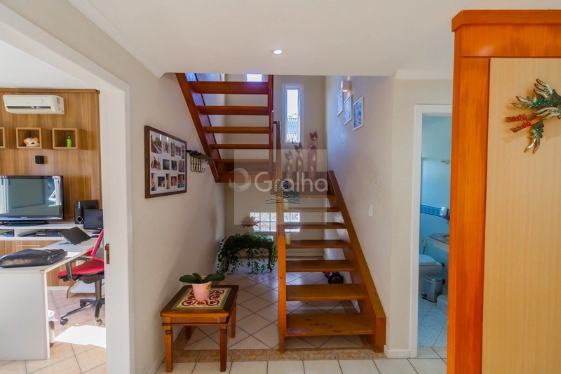 Casa de 278m² com 4 quartos sendo 1 suíte no Sambaqui: 5ª foto da galeria de imagens do imóvel