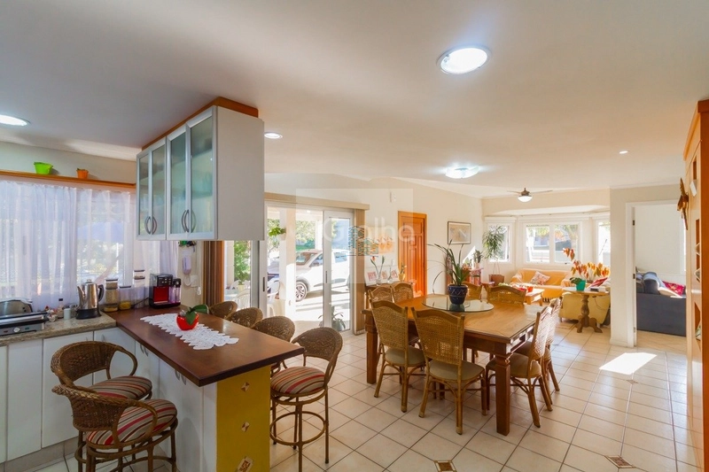 Casa de 278m² com 4 quartos sendo 1 suíte no Sambaqui: 9ª foto da galeria de imagens do imóvel