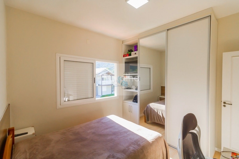 Casa de 278m² com 4 quartos sendo 1 suíte no Sambaqui: 23ª foto da galeria de imagens do imóvel