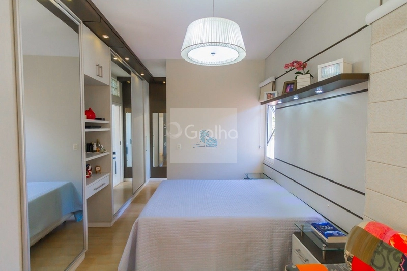 Casa de 278m² com 4 quartos sendo 1 suíte no Sambaqui: 15ª foto da galeria de imagens do imóvel