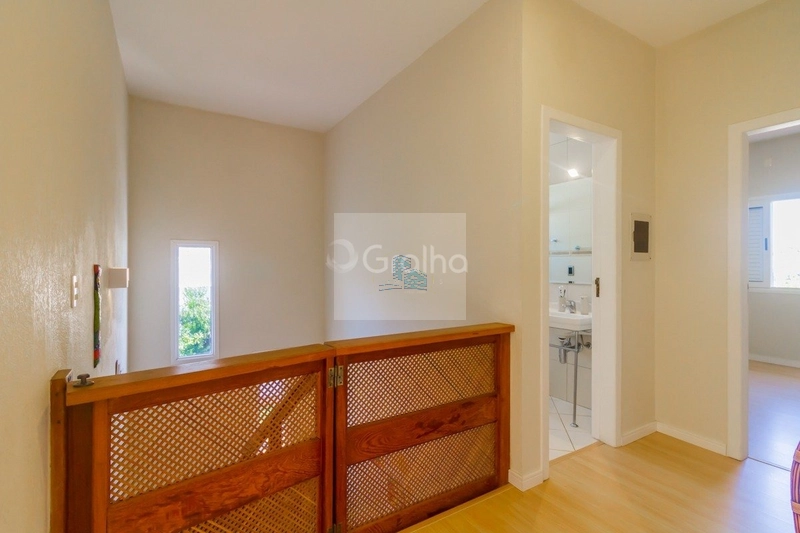 Casa de 278m² com 4 quartos sendo 1 suíte no Sambaqui: 25ª foto da galeria de imagens do imóvel