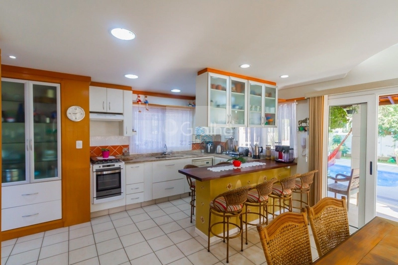 Casa de 278m² com 4 quartos sendo 1 suíte no Sambaqui: 6ª foto da galeria de imagens do imóvel