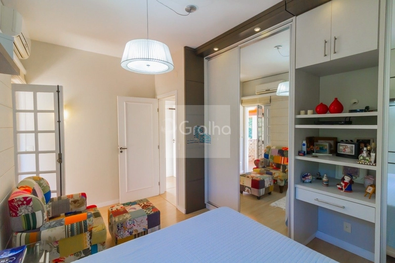 Casa de 278m² com 4 quartos sendo 1 suíte no Sambaqui: 20ª foto da galeria de imagens do imóvel