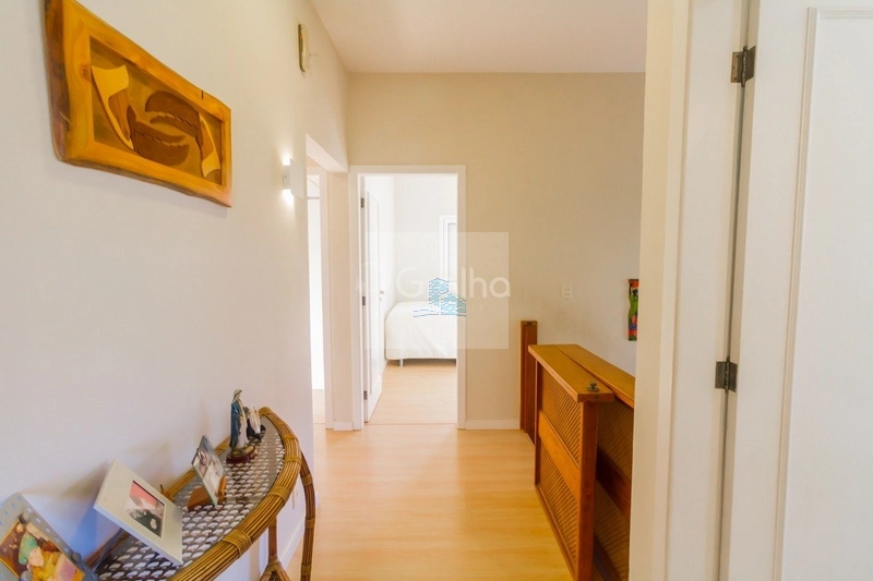 Casa de 278m² com 4 quartos sendo 1 suíte no Sambaqui: 26ª foto da galeria de imagens do imóvel