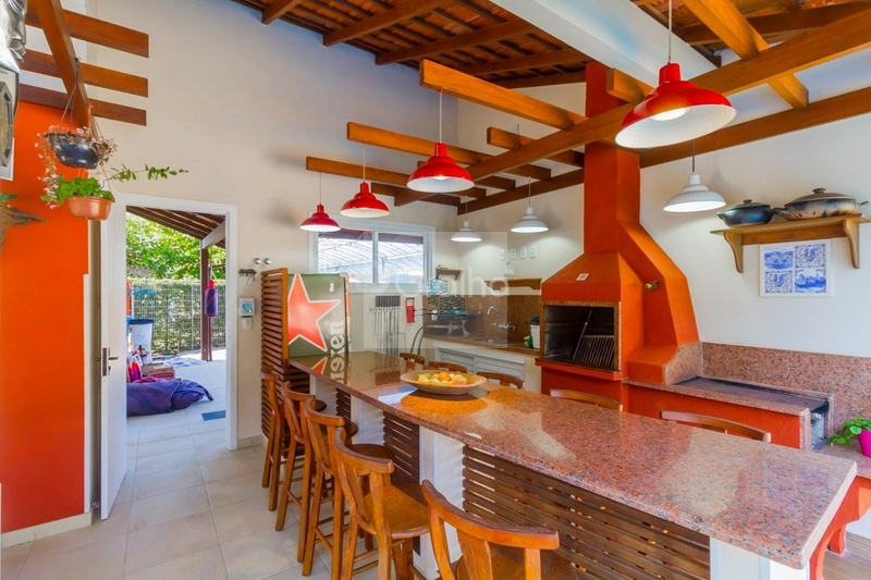 Casa de 278m² com 4 quartos sendo 1 suíte no Sambaqui: 30ª foto da galeria de imagens do imóvel