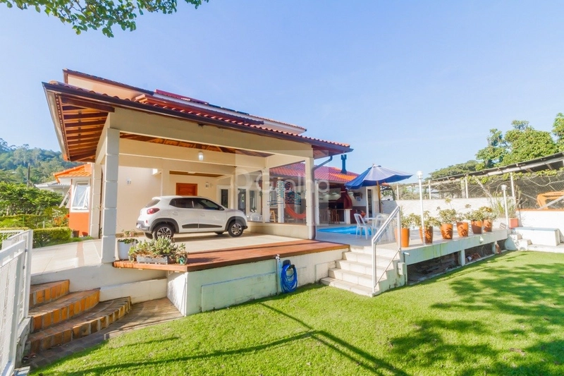 Casa de 278m² com 4 quartos sendo 1 suíte no Sambaqui: 35ª foto da galeria de imagens do imóvel
