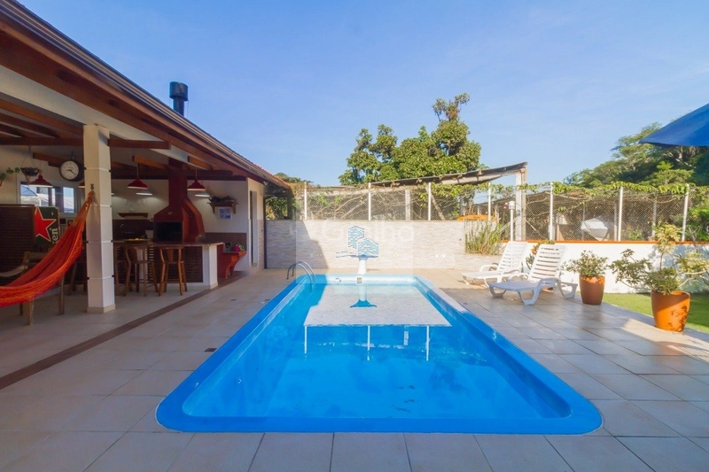 Casa de 278m² com 4 quartos sendo 1 suíte no Sambaqui: 31ª foto da galeria de imagens do imóvel