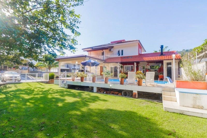 Casa de 278m² com 4 quartos sendo 1 suíte no Sambaqui: 34ª foto da galeria de imagens do imóvel