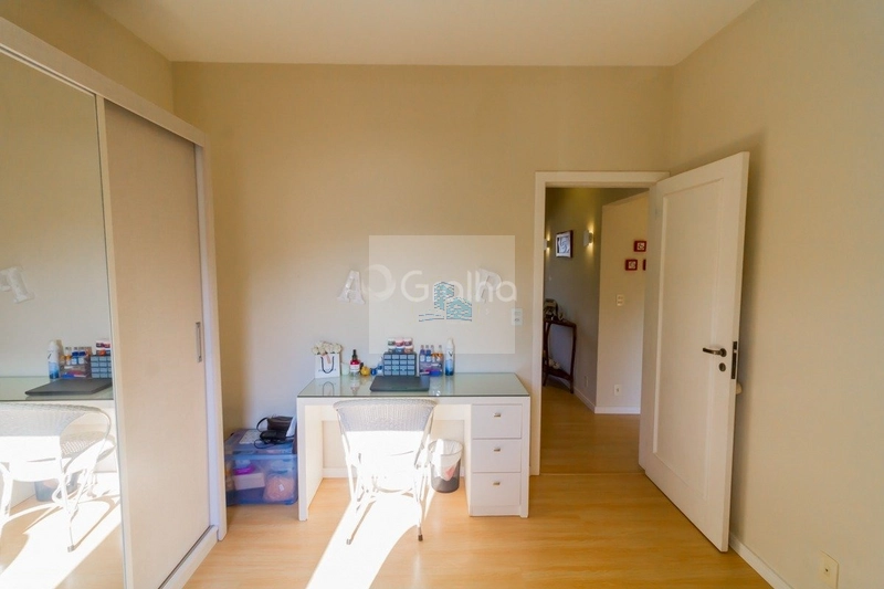 Casa de 278m² com 4 quartos sendo 1 suíte no Sambaqui: 14ª foto da galeria de imagens do imóvel