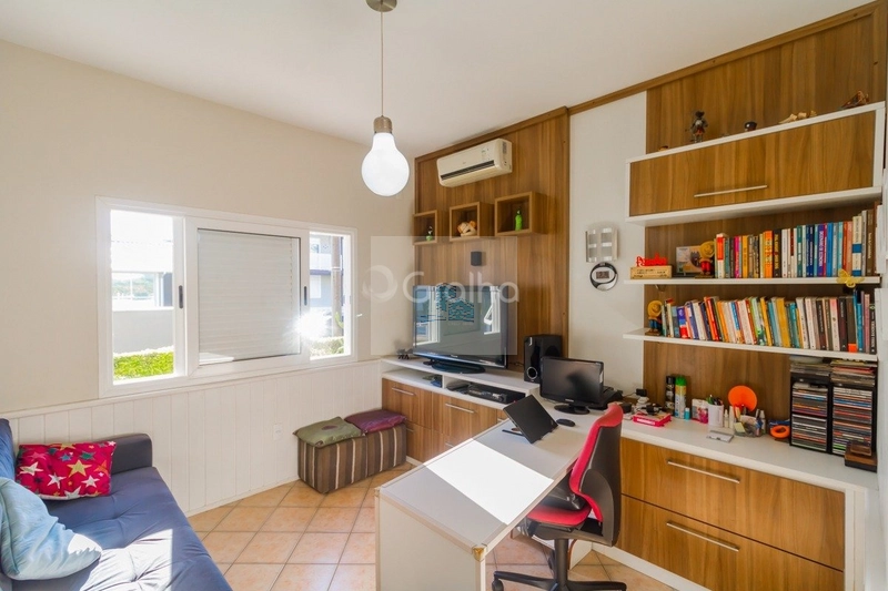 Casa de 278m² com 4 quartos sendo 1 suíte no Sambaqui: 11ª foto da galeria de imagens do imóvel