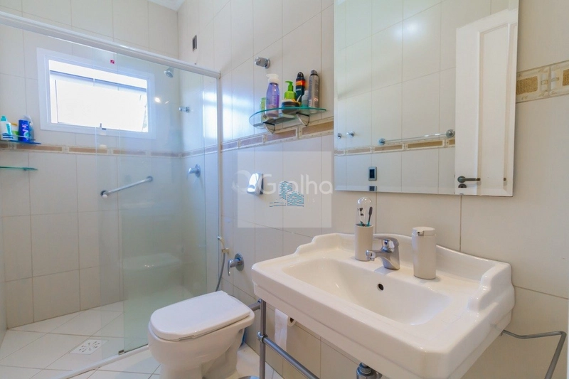 Casa de 278m² com 4 quartos sendo 1 suíte no Sambaqui: 27ª foto da galeria de imagens do imóvel