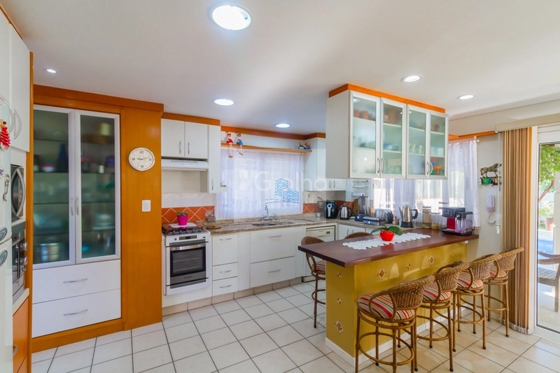 Casa de 278m² com 4 quartos sendo 1 suíte no Sambaqui: 7ª foto da galeria de imagens do imóvel