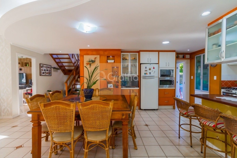 Casa de 278m² com 4 quartos sendo 1 suíte no Sambaqui: 4ª foto da galeria de imagens do imóvel