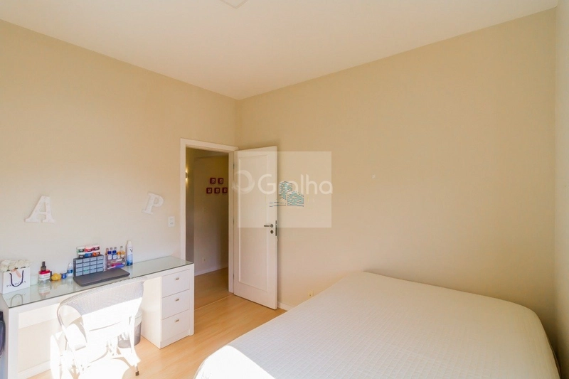 Casa de 278m² com 4 quartos sendo 1 suíte no Sambaqui: 13ª foto da galeria de imagens do imóvel