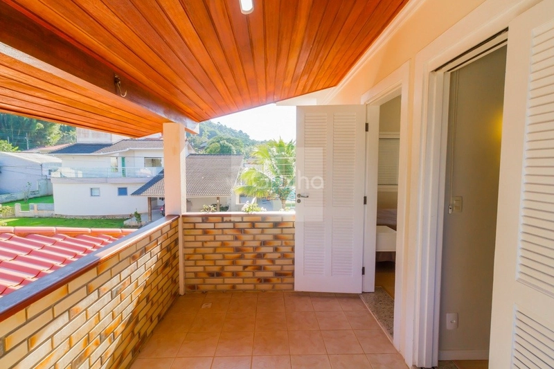 Casa de 278m² com 4 quartos sendo 1 suíte no Sambaqui: 21ª foto da galeria de imagens do imóvel