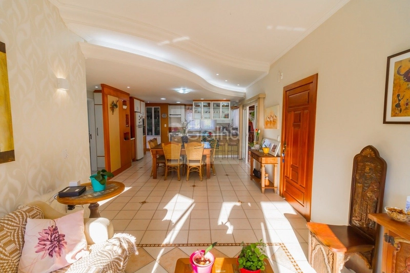 Casa de 278m² com 4 quartos sendo 1 suíte no Sambaqui: 2ª foto da galeria de imagens do imóvel