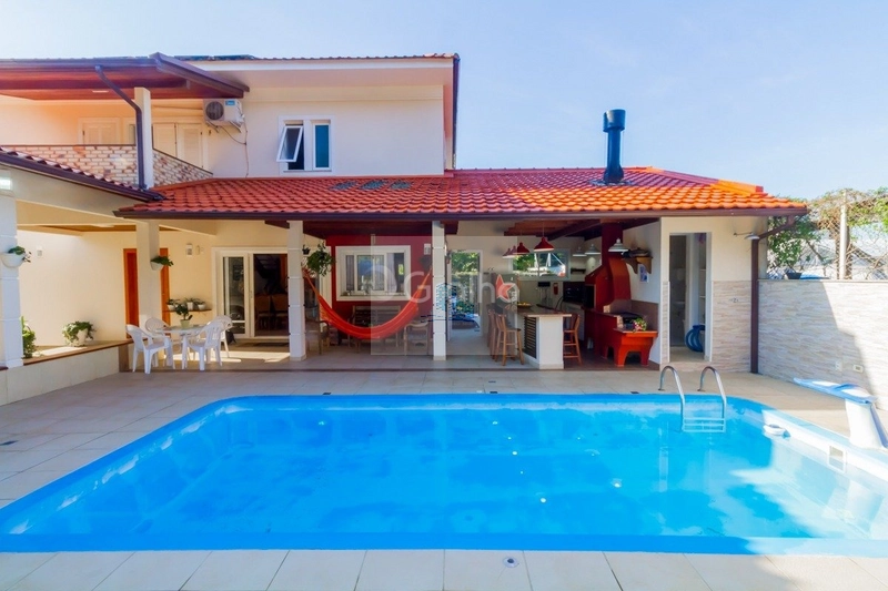 Casa de 278m² com 4 quartos sendo 1 suíte no Sambaqui: 32ª foto da galeria de imagens do imóvel