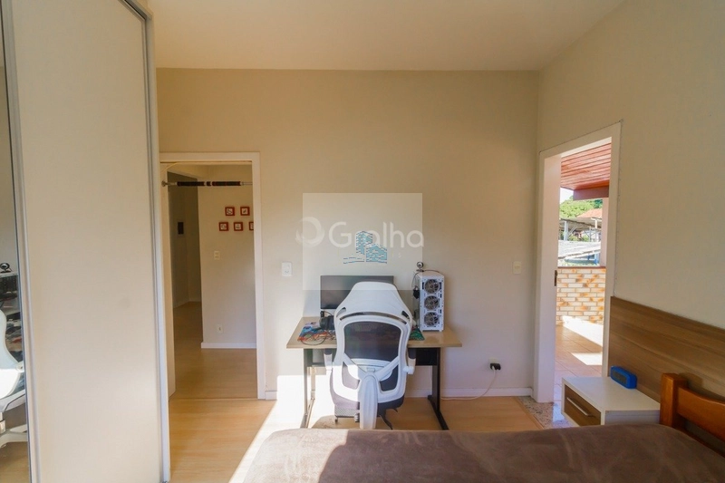 Casa de 278m² com 4 quartos sendo 1 suíte no Sambaqui: 24ª foto da galeria de imagens do imóvel