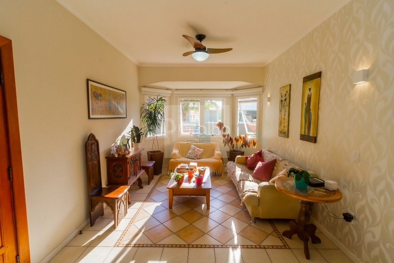 Casa de 278m² com 4 quartos sendo 1 suíte no Sambaqui: 1ª foto da galeria de imagens do imóvel