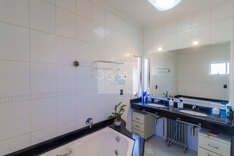 Casa de 278m² com 4 quartos sendo 1 suíte no Sambaqui: 17ª foto da galeria de imagens do imóvel