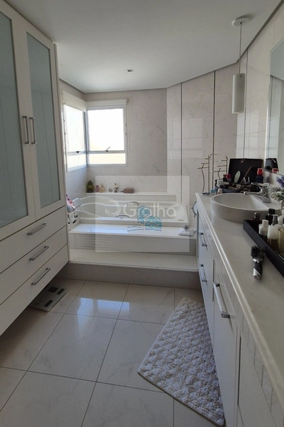 Apartamento de 246 m² privativos, localizado em andar alto, com vista: 23ª foto da galeria de imagens do imóvel