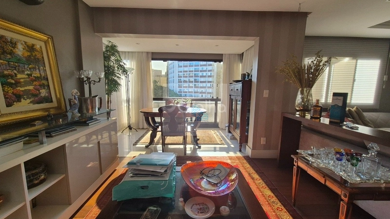 Apartamento de 246 m² privativos, localizado em andar alto, com vista: 2ª foto da galeria de imagens do imóvel