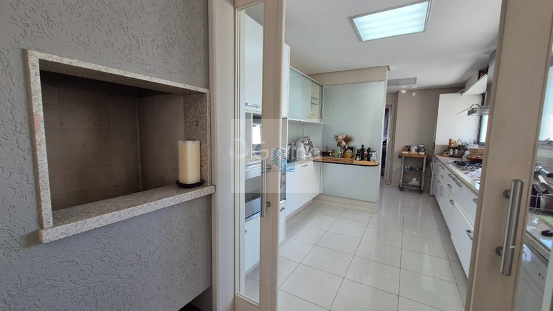 Apartamento de 246 m² privativos, localizado em andar alto, com vista: 16ª foto da galeria de imagens do imóvel