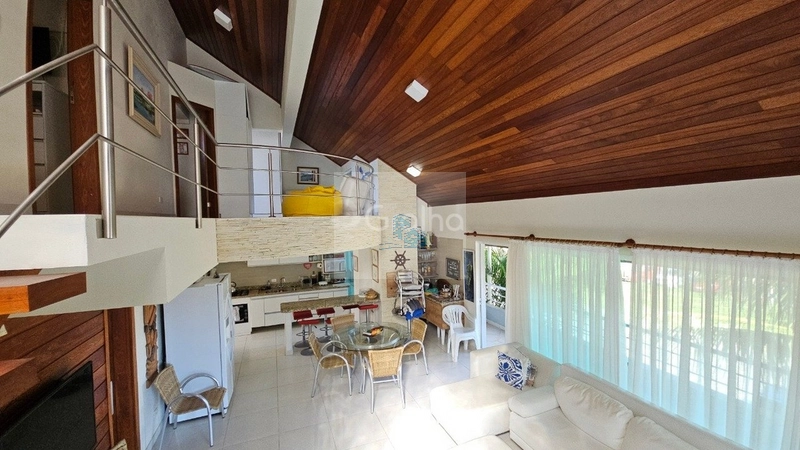 Casa de 433m² com 11 quartos sendo 1 suíte em Canasvieiras: 1ª foto da galeria de imagens do imóvel