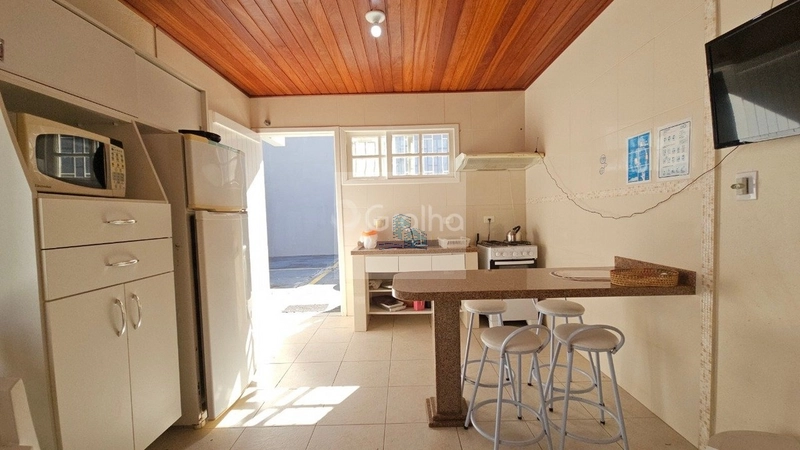 Casa de 433m² com 11 quartos sendo 1 suíte em Canasvieiras: 32ª foto da galeria de imagens do imóvel