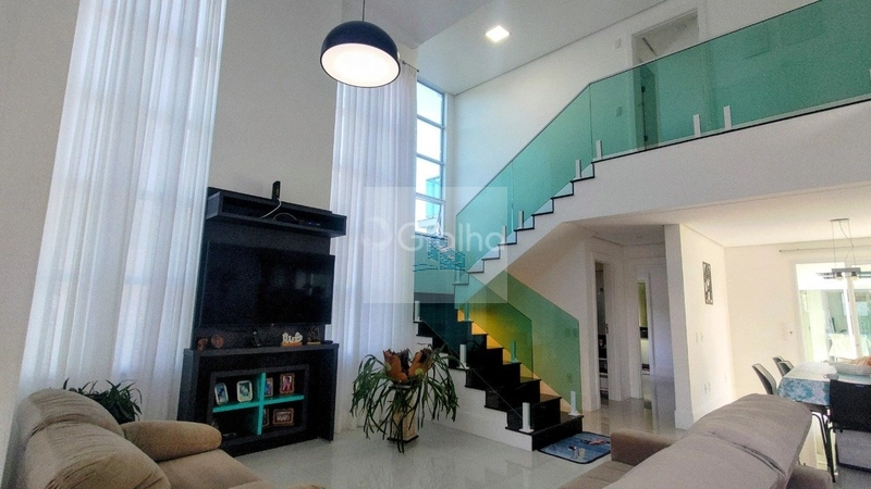 Casa de esquina com 552m² de terreno na Barra da Lagoa - ampla: 1ª foto da galeria de imagens do imóvel