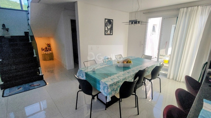 Casa de esquina com 552m² de terreno na Barra da Lagoa - ampla: 6ª foto da galeria de imagens do imóvel