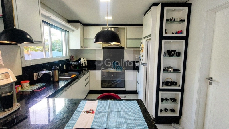 Casa de esquina com 552m² de terreno na Barra da Lagoa - ampla: 8ª foto da galeria de imagens do imóvel