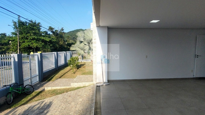 Casa de esquina com 552m² de terreno na Barra da Lagoa - ampla: 22ª foto da galeria de imagens do imóvel